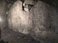 Engraved stones in Man&eacute; Kerioned dolmen